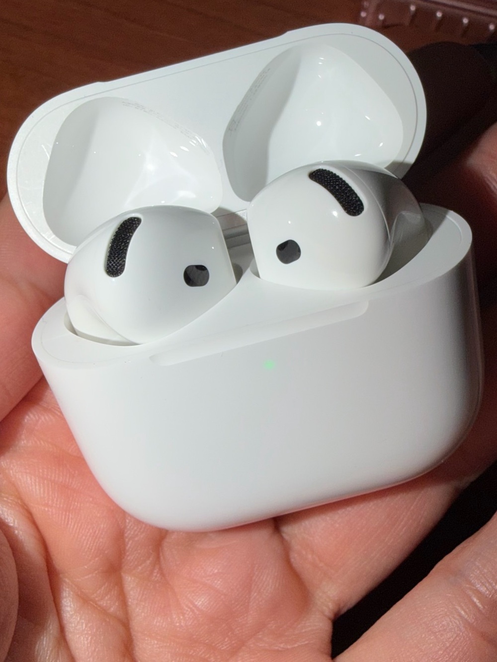 Apple Airpods 4 with Noise Cancellation and Pink Case